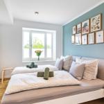 Schlafzimmer 2 mit Blick in Richtung Ostsee und Bad en suite