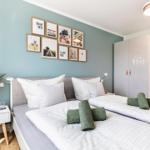Schlafzimmer 2 mit Blick in Richtung Ostsee und Bad en suite