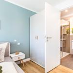 Schlafzimmer 2 mit Blick in Richtung Ostsee und Bad en suite