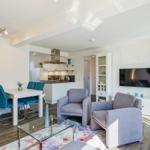 Wohn/Essbereich: Sofa, Sitzbereich, Essbereich, TV, Zugang zum Balkon