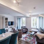 Wohn/Essbereich: Sofa, Sitzbereich, Essbereich, TV, Zugang zum Balkon
