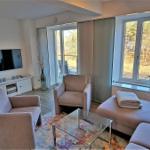 Wohn/Essbereich: Sofa, Sitzbereich, Essbereich, TV, Zugang zum Balkon
