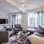 Wohn/Essbereich: Sofa, Sitzbereich, Essbereich, TV, Zugang zum Balkon