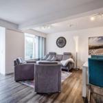 Wohn/Essbereich: Sofa, Sitzbereich, Essbereich, TV, Zugang zum Balkon