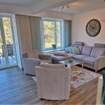 Wohn/Essbereich: Sofa, Sitzbereich, Essbereich, TV, Zugang zum Balkon