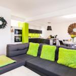 Wohn/Essbereich: Schlafsofa, Sitzbereich, Essbereich, TV, Zugang zum Balkon