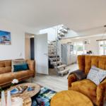 Wohn/Essbereich: Sofa, Sitzbereich, Essbereich, TV, Zugang zum Balkon