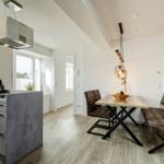 Wohn/Essbereich: Sofa, Sitzbereich, Essbereich, TV, Zugang zum Balkon