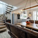 Wohn/Essbereich: Sofa, Sitzbereich, Essbereich, TV, Zugang zum Balkon