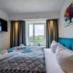 Schlafzimmer 1: Doppelbett (180x200), TV