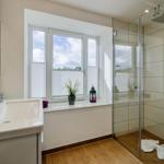 Badezimmer 1: Regendusche, WC, Haartrockner
