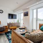 Wohn/Essbereich: Sofa, Sitzbereich, Essbereich, TV, Zugang zum Balkon
