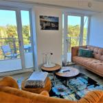 Wohn/Essbereich: Sofa, Sitzbereich, Essbereich, TV, Zugang zum Balkon