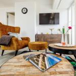 Wohn/Essbereich: Sofa, Sitzbereich, Essbereich, TV, Zugang zum Balkon