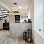Wohn/Essbereich: Sofa, Sitzbereich, Essbereich, TV, Zugang zum Balkon