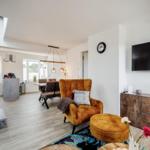 Wohn/Essbereich: Sofa, Sitzbereich, Essbereich, TV, Zugang zum Balkon