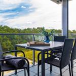 Terrasse mit Tisch, Stühlen und Blick auf Wald