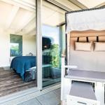 Schlafzimmer 1: Doppelbett (180x200), TV, freistehende Badewanne, Zugang zum Balkon