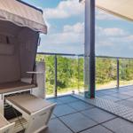 Terrasse mit Liege und Blick auf Wald