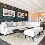Wohn/Essbereich: Sofa, Sitzbereich, TV, Essbereich, Zugang zum Balkon
