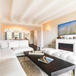 Wohn/Essbereich: Sofa, Sitzbereich, TV, Essbereich, Zugang zum Balkon