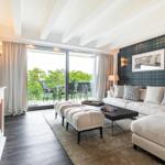 Wohn/Essbereich: Sofa, Sitzbereich, TV, Essbereich, Zugang zum Balkon