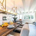 Wohn/Essbereich: Sofa, Sitzbereich, TV, Essbereich, Zugang zum Balkon