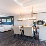 Wohn/Essbereich: Sofa, Sitzbereich, TV, Essbereich, Zugang zum Balkon