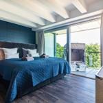 Schlafzimmer 1: Doppelbett (180x200), TV, freistehende Badewanne, Zugang zum Balkon