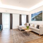 Wohn/Essbereich: Sofa, Sitzbereich, Essbereich, TV, Zugang zur Terrasse