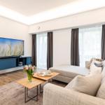 Wohn/Essbereich: Sofa, Sitzbereich, Essbereich, TV, Zugang zur Terrasse