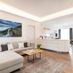 Wohn/Essbereich: Sofa, Sitzbereich, Essbereich, TV, Zugang zur Terrasse