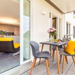 Wohn/Essbereich: TV, Zugang zum Balkon