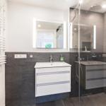 Badezimmer 1: Regendusche, WC, Badewanne und Föhn