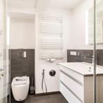 Badezimmer 1: Regendusche, WC, Badewanne und Föhn