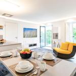 Wohn/Essbereich: TV, Zugang zum Balkon