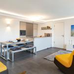 Wohn/Essbereich: TV, Zugang zum Balkon