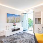 Wohn/Essbereich: TV, Zugang zum Balkon