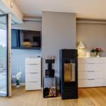 Wohn-/Essbereich: Sofa, TV (Magenta-TV, Netflix-fähig), Bluetooth-Soundbar, Echtholz-Kaminofen (Kaminholz ist nicht im L