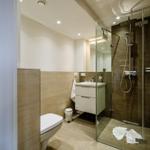 Badezimmer: Dusche, WC, Haartrockner