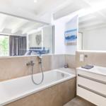 Dusche und eine Badewanne.