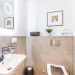 Dusche und eine Badewanne.
