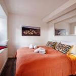Schlafzimmer 2: Doppelbett (180x200), TV