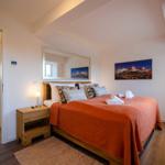 Schlafzimmer 1: Doppelbett (180x200), TV, Zugang zum Balkon