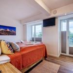 Schlafzimmer 1: Doppelbett (180x200), TV, Zugang zum Balkon