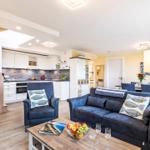 Wohn- und Essbereich: Sofa, TV, Blue Ray Player, Safe, Zugang zum Balkon