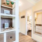 Wohn- und Essbereich: Sofa, TV, Blue Ray Player, Safe, Zugang zum Balkon