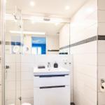 Badezimmer 1: Regendusche, WC, Haartrockner, Kosmetikspiegel