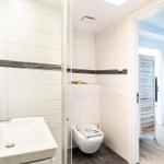 Badezimmer 1: Regendusche, WC, Haartrockner, Kosmetikspiegel