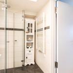 Badezimmer 2: Regendusche, WC, Haartrockner, Kosmetikspiegel